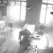 Vídeo: ‘cadáver’ se levanta da mesa de necrotério e câmeras flagram o momento
