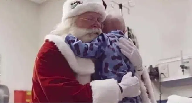 Em 2016, um homem que trabalhava como papai noel, recebeu uma ligação inesperada. Um garotinho queria realizar seu último desejo em conhecer o bom velhinho.