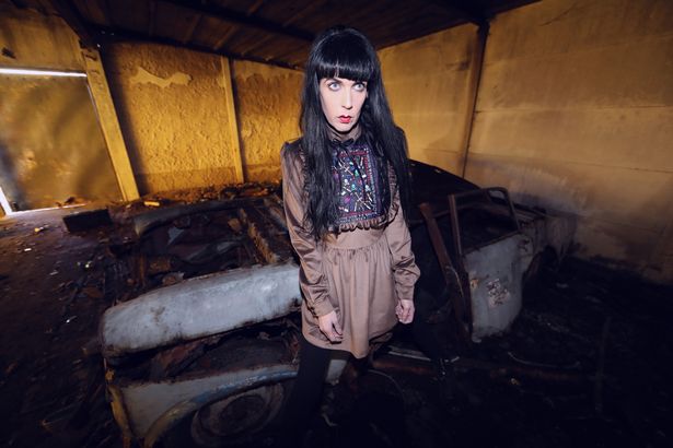 "estou noiva de um fantasma, mas os homens não param de me pedir para largá-lo" 4 0 pay woman engaged to ghost claims she is inundated with messages from men begging her to marry them inst 1 • mundo sombrio