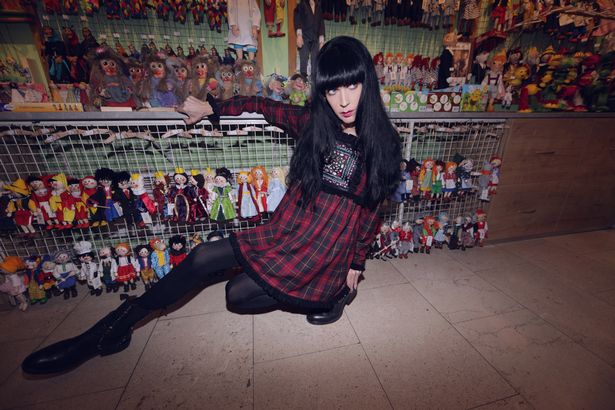 "estou noiva de um fantasma, mas os homens não param de me pedir para largá-lo" 5 0 pay woman engaged to ghost claims she is inundated with messages from men begging her to marry them inst 2 • mundo sombrio