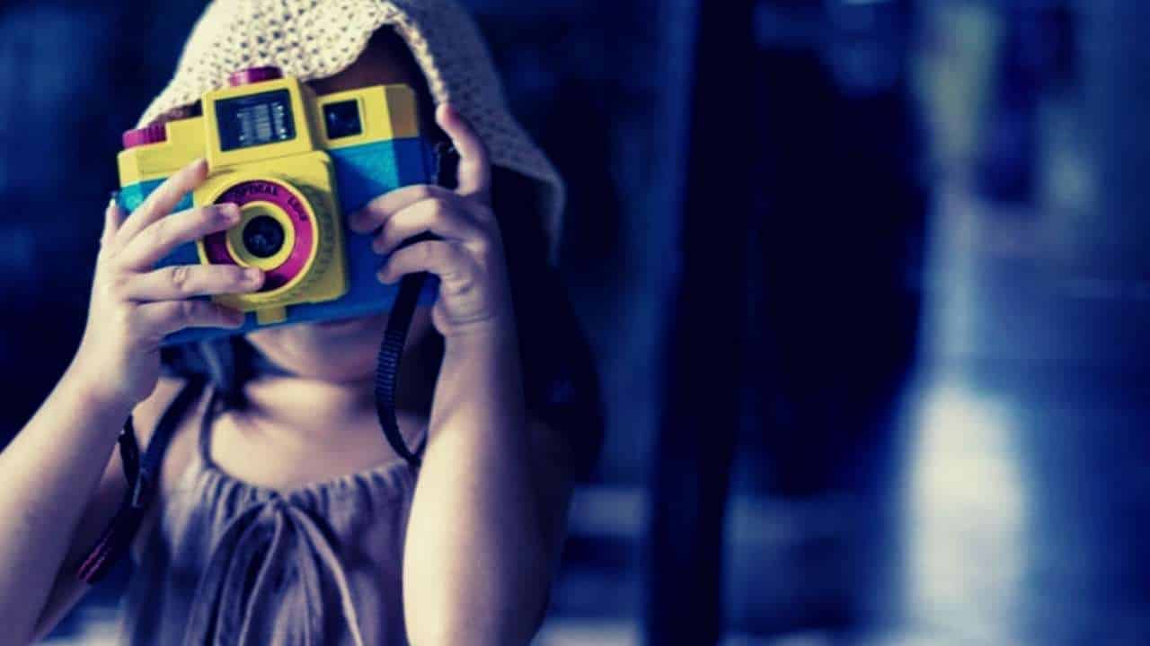 Câmera de brinquedo captura figura sombria e pais de menina ficam preocupados
