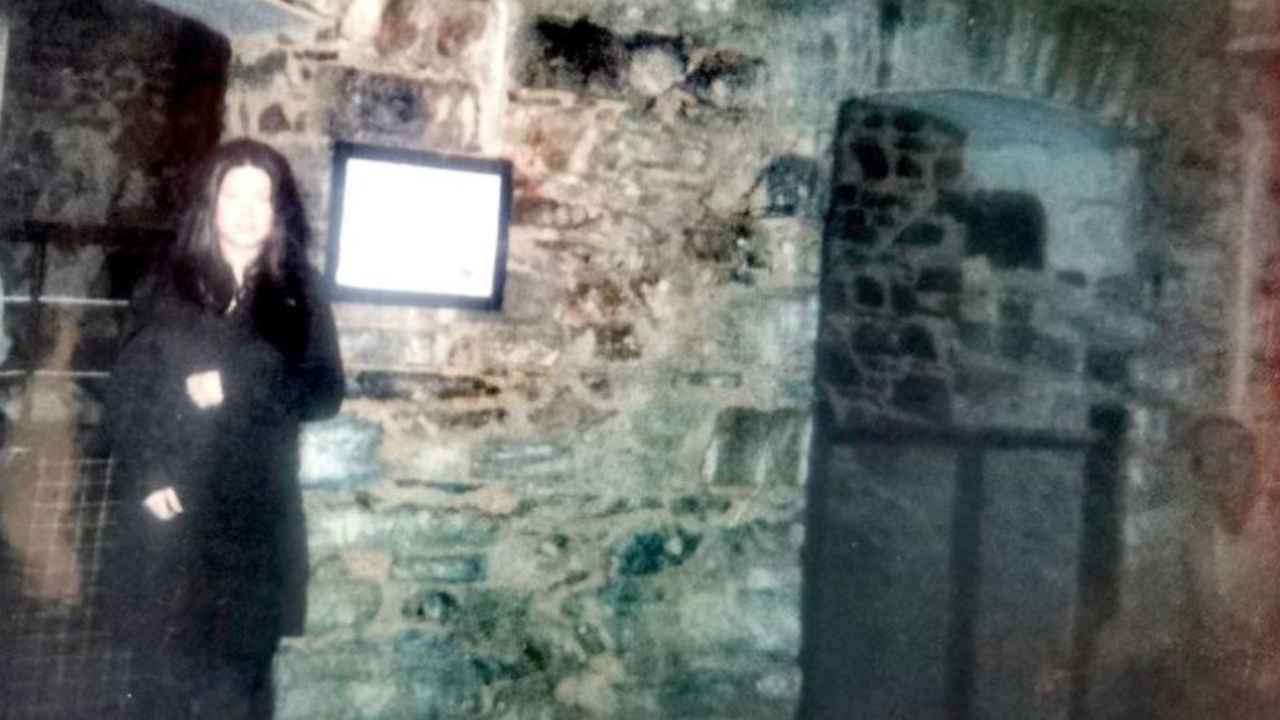 Em prisão assombrada, figura fantasmagórica assustadora aparece em fotografia