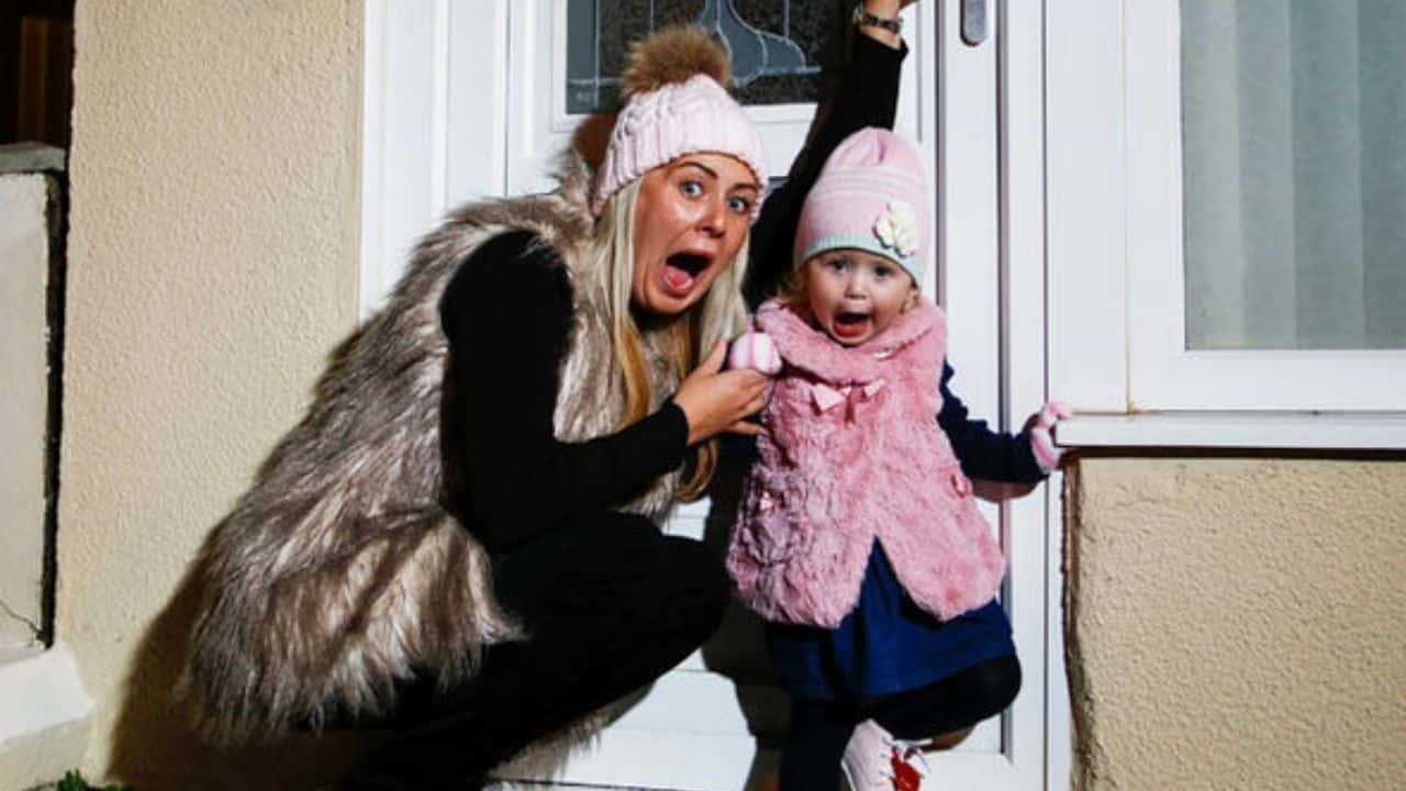 Mãe foge de casa com filha após 'tirar selfie com um fantasma'-min