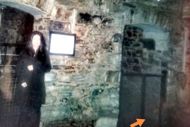 Em prisão assombrada, figura fantasmagórica assustadora aparece em fotografia 3 Ghost p • mundo sombrio