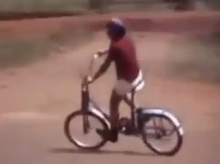 Isaura e ailton andando de bicicleta