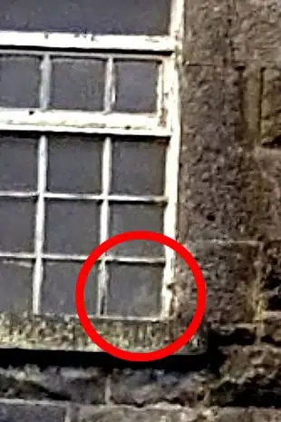 0 ghost of dead child spotted in eerie photo taken at abandoned asylum • mundo sombrio