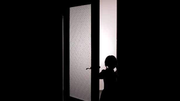 Mulher é aterrorizada em casa nova por fantasma de menina que se recusa a ir embora 5 0 little female child silhouette opening door into darkness horror scene mystic • mundo sombrio