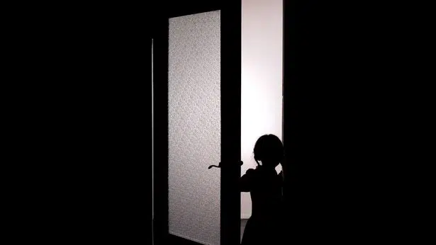 0 little female child silhouette opening door into darkness horror scene mystic • mundo sombrio