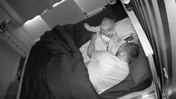 Pais ficam aterrorizados quando filho de dois anos acena para 'fantasma da bisavó morta' em seu quarto 6 0 pay knm tot sees grandma ghost 12 • mundo sombrio