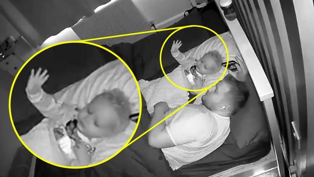 Pais ficam aterrorizados quando filho de dois anos acena para 'fantasma da bisavó morta' em seu quarto 3 0 pay knm tot sees grandma ghost 2 • mundo sombrio