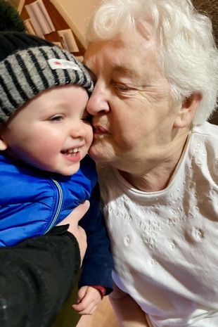 Pais ficam aterrorizados quando filho de dois anos acena para 'fantasma da bisavó morta' em seu quarto 5 0 pay knm tot sees grandma ghost 5 • mundo sombrio