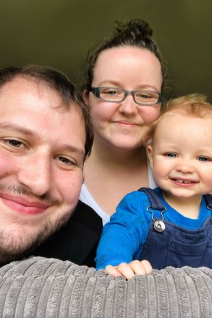 Pais ficam aterrorizados quando filho de dois anos acena para 'fantasma da bisavó morta' em seu quarto 4 0 pay knm tot sees grandma ghost 8 • mundo sombrio