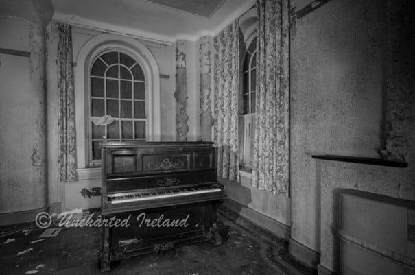 'fantasma de criança' é visto em foto assustadora tirada em hospital psiquiátrico abandonado 7 Hospital psiquiatrico abandonado em ennis irlanda mundo sombrio 3 • mundo sombrio