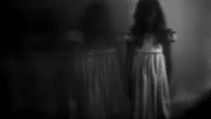 Mulher é aterrorizada em casa nova por fantasma de menina que se recusa a ir embora