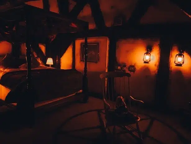 0 creepy video captures chair moving by itself in room at haunted hotel • mundo sombrio