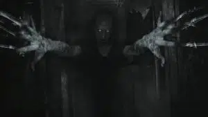 Família Inglesa foge de casa por causa dos ataques de um Fantasma Sádico mundo sombrio