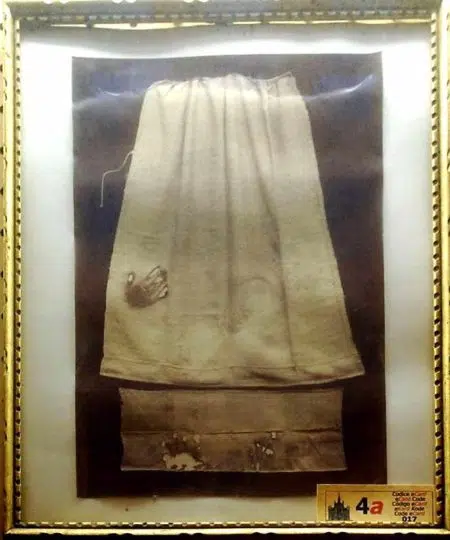 Mão impressa em brasa na fronha do travesseiro da irmã margarita del sagrado corazón presente no museu das almas do purgatório em roma