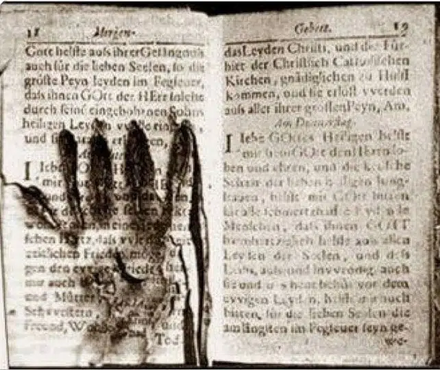 Mão impressa em brasa em página de livro lido por josé stitz presente no museu das almas do purgatório em roma