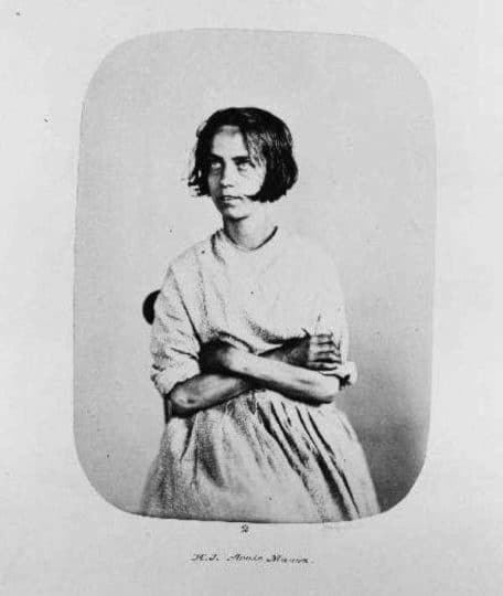 10+ retratos de pacientes psiquiátricos vitorianos que darão arrepio na espinha 3 Arms crossed • mundo sombrio