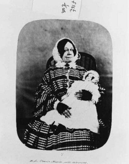 10+ retratos de pacientes psiquiátricos vitorianos que darão arrepio na espinha 6 Doll • mundo sombrio