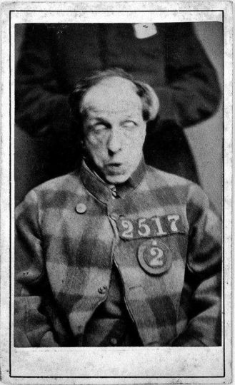 10+ retratos de pacientes psiquiátricos vitorianos que darão arrepio na espinha 24 Held up • mundo sombrio