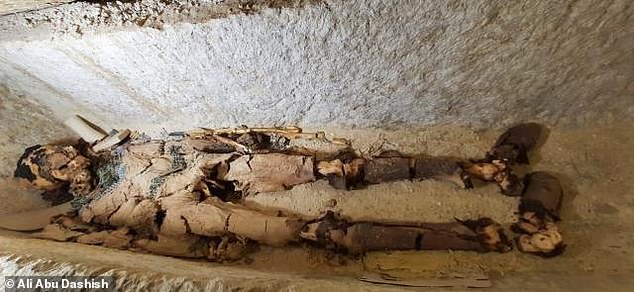 Múmia egípcia encontrada toda coberta de ouro