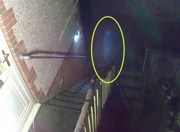 Homem ve enfermeira fantasma do lado de fora de casa e agora so dorme com a luz acesa 3 • mundo sombrio