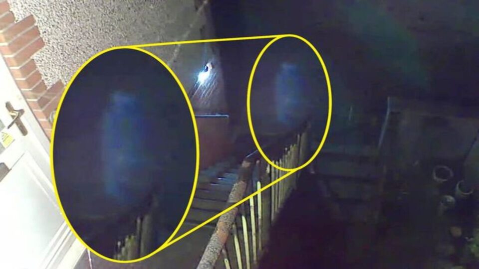 Homem ve enfermeira fantasma do lado de fora de casa e agora so dorme com a luz acesa • mundo sombrio