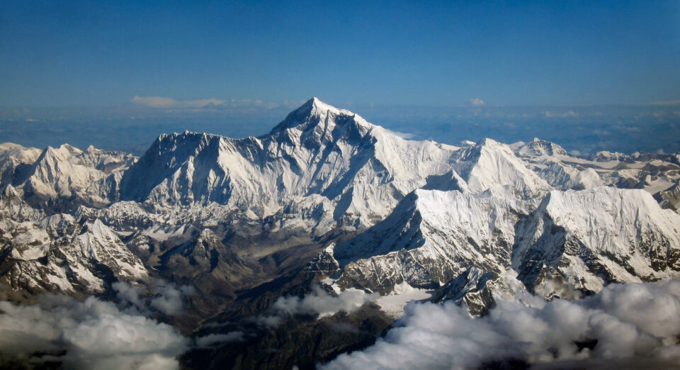 Mount everest as seen from drukair2 plw edit • mundo sombrio